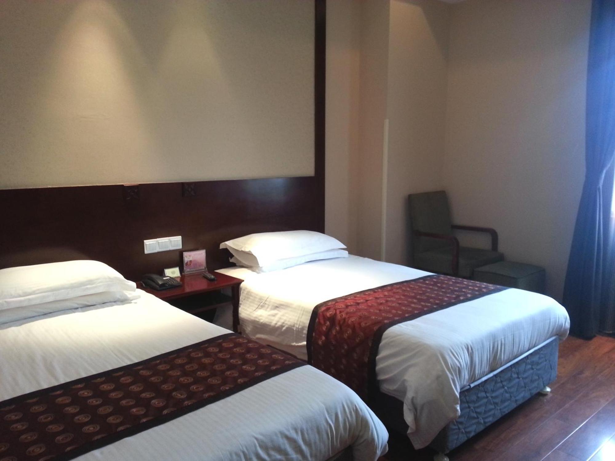 Seventh Heaven Hotel Shanghai Room photo